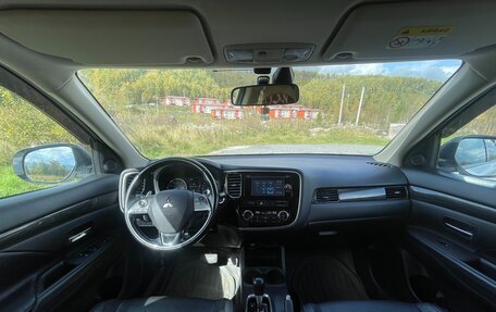 Mitsubishi Outlander III рестайлинг 3, 2015 год, 2 100 000 рублей, 15 фотография