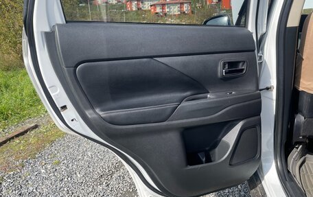 Mitsubishi Outlander III рестайлинг 3, 2015 год, 2 100 000 рублей, 12 фотография