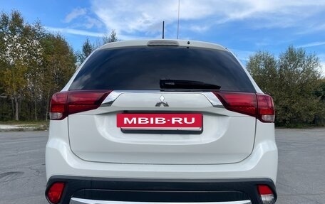 Mitsubishi Outlander III рестайлинг 3, 2015 год, 2 100 000 рублей, 6 фотография