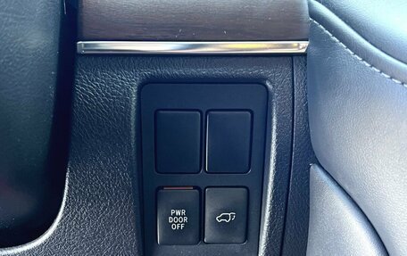 Toyota Land Cruiser 200, 2019 год, 8 890 000 рублей, 29 фотография