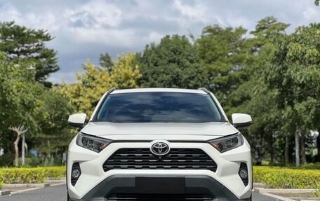 Toyota RAV4, 2021 год, 2 350 000 рублей, 2 фотография