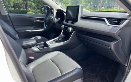 Toyota RAV4, 2021 год, 2 350 000 рублей, 9 фотография