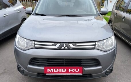 Mitsubishi Outlander III рестайлинг 3, 2013 год, 930 000 рублей, 2 фотография