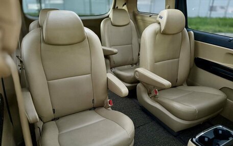 KIA Carnival III, 2019 год, 2 750 000 рублей, 21 фотография