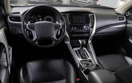 Mitsubishi Pajero IV, 2019 год, 2 890 000 рублей, 6 фотография