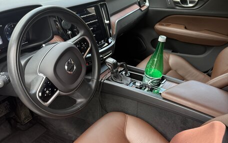 Volvo V60 Cross Country II, 2021 год, 3 950 000 рублей, 7 фотография