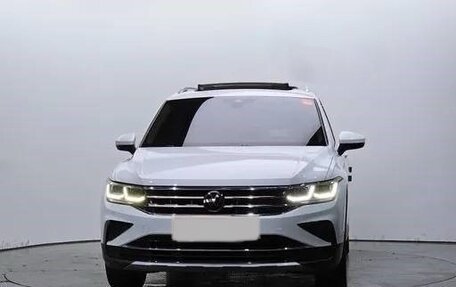 Volkswagen Tiguan II, 2022 год, 2 710 000 рублей, 2 фотография