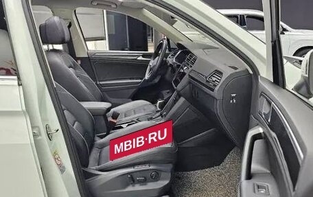 Volkswagen Tiguan II, 2022 год, 2 710 000 рублей, 11 фотография