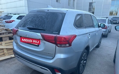 Mitsubishi Outlander III рестайлинг 3, 2018 год, 2 126 000 рублей, 3 фотография