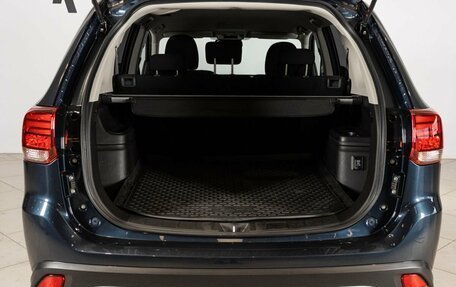 Mitsubishi Outlander III рестайлинг 3, 2021 год, 2 863 100 рублей, 13 фотография