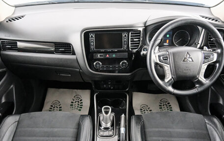 Mitsubishi Outlander III рестайлинг 3, 2016 год, 2 539 000 рублей, 10 фотография