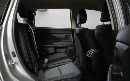 Mitsubishi Outlander III рестайлинг 3, 2018 год, 2 005 000 рублей, 10 фотография