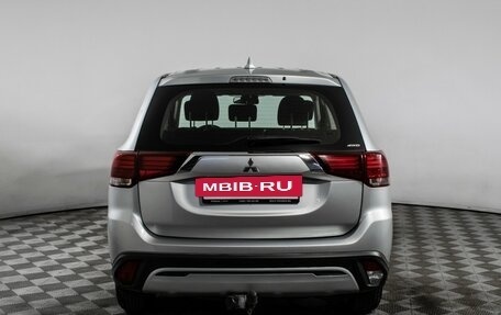 Mitsubishi Outlander III рестайлинг 3, 2018 год, 2 005 000 рублей, 6 фотография