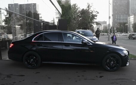 Mercedes-Benz E-Класс, 2019 год, 3 500 000 рублей, 5 фотография