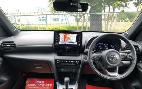 Toyota Yaris Cross, 2022 год, 1 690 000 рублей, 8 фотография