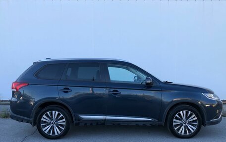 Mitsubishi Outlander III рестайлинг 3, 2019 год, 2 470 000 рублей, 6 фотография