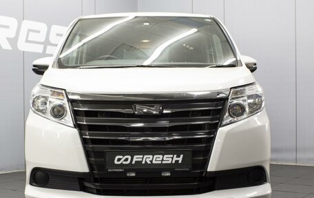Toyota Noah III, 2017 год, 1 850 000 рублей, 3 фотография
