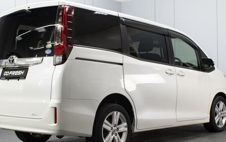 Toyota Noah III, 2017 год, 1 850 000 рублей, 2 фотография