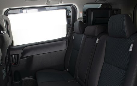 Toyota Noah III, 2017 год, 1 850 000 рублей, 10 фотография