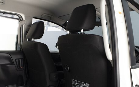 Toyota Noah III, 2017 год, 1 850 000 рублей, 11 фотография