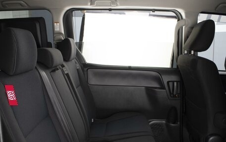 Toyota Noah III, 2017 год, 1 850 000 рублей, 7 фотография