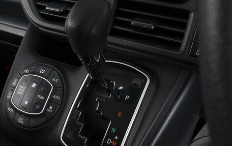 Toyota Noah III, 2017 год, 1 850 000 рублей, 17 фотография