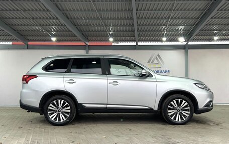 Mitsubishi Outlander III рестайлинг 3, 2019 год, 1 999 000 рублей, 6 фотография