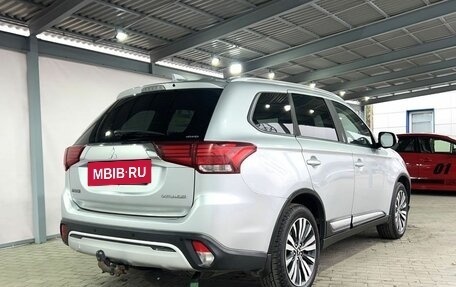Mitsubishi Outlander III рестайлинг 3, 2019 год, 1 999 000 рублей, 5 фотография