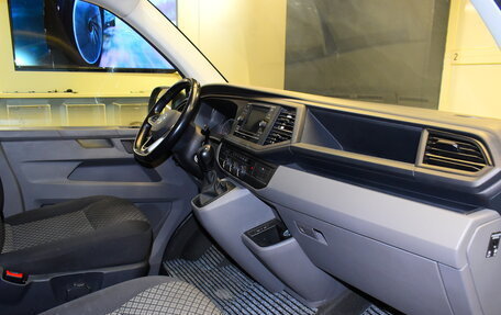 Volkswagen Caravelle T6 рестайлинг, 2021 год, 4 850 000 рублей, 8 фотография