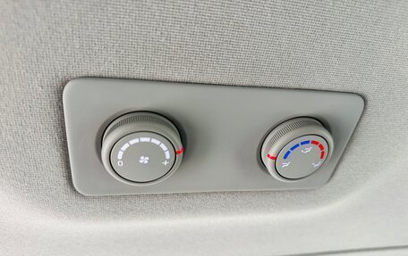 Hyundai H-1 II рестайлинг, 2017 год, 3 090 000 рублей, 21 фотография