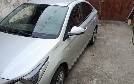 Hyundai Solaris II рестайлинг, 2018 год, 1 085 000 рублей, 1 фотография