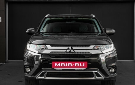 Mitsubishi Outlander III рестайлинг 3, 2018 год, 1 895 000 рублей, 2 фотография