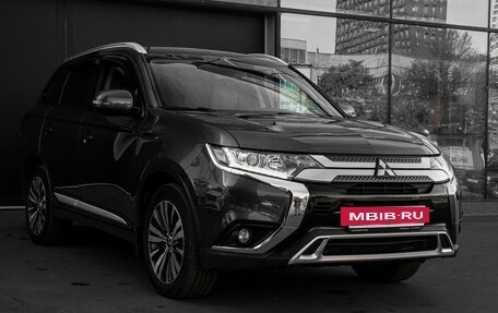 Mitsubishi Outlander III рестайлинг 3, 2018 год, 1 895 000 рублей, 3 фотография