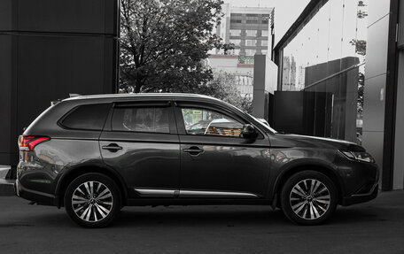 Mitsubishi Outlander III рестайлинг 3, 2018 год, 1 895 000 рублей, 4 фотография
