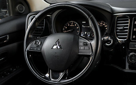 Mitsubishi Outlander III рестайлинг 3, 2018 год, 1 895 000 рублей, 14 фотография