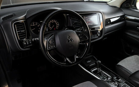 Mitsubishi Outlander III рестайлинг 3, 2018 год, 1 895 000 рублей, 15 фотография