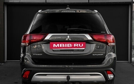 Mitsubishi Outlander III рестайлинг 3, 2018 год, 1 895 000 рублей, 6 фотография