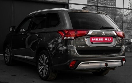 Mitsubishi Outlander III рестайлинг 3, 2018 год, 1 895 000 рублей, 7 фотография