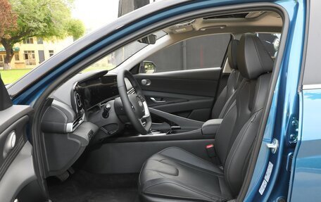 Hyundai Elantra, 2025 год, 2 050 000 рублей, 24 фотография