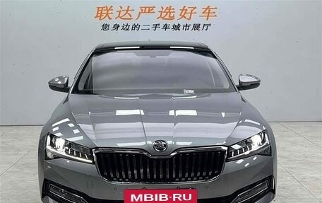 Skoda Superb III рестайлинг, 2022 год, 2 200 000 рублей, 2 фотография