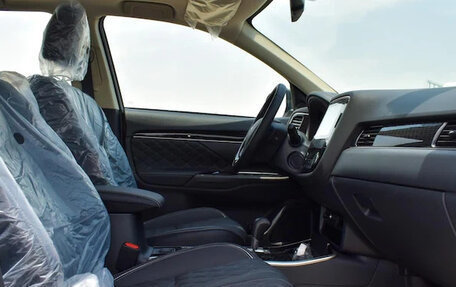 Mitsubishi Outlander III рестайлинг 3, 2022 год, 2 550 000 рублей, 4 фотография