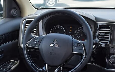 Mitsubishi Outlander III рестайлинг 3, 2022 год, 2 550 000 рублей, 7 фотография