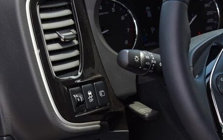 Mitsubishi Outlander III рестайлинг 3, 2022 год, 2 550 000 рублей, 13 фотография