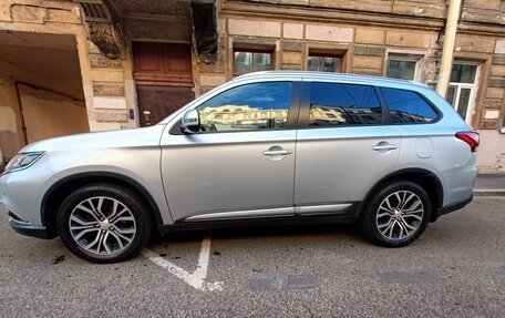 Mitsubishi Outlander III рестайлинг 3, 2016 год, 1 699 000 рублей, 6 фотография