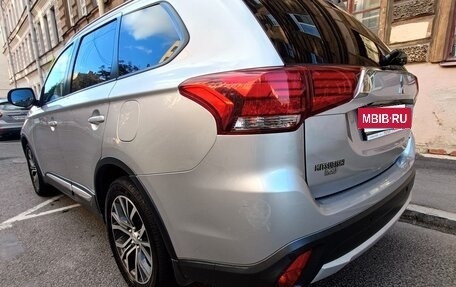 Mitsubishi Outlander III рестайлинг 3, 2016 год, 1 699 000 рублей, 8 фотография