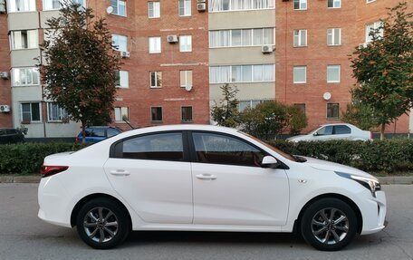 KIA Rio IV, 2021 год, 1 780 000 рублей, 1 фотография