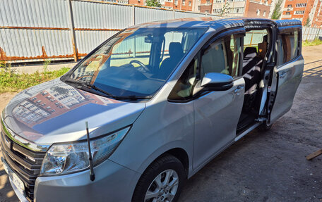 Toyota Noah III, 2015 год, 1 950 000 рублей, 9 фотография