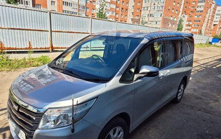 Toyota Noah III, 2015 год, 1 950 000 рублей, 5 фотография