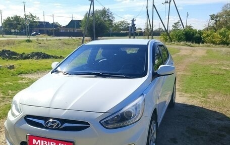 Hyundai Solaris II рестайлинг, 2013 год, 900 000 рублей, 1 фотография