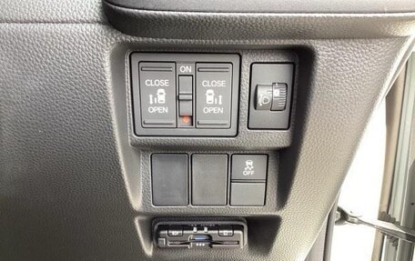 Honda Stepwgn, 2022 год, 2 080 000 рублей, 15 фотография